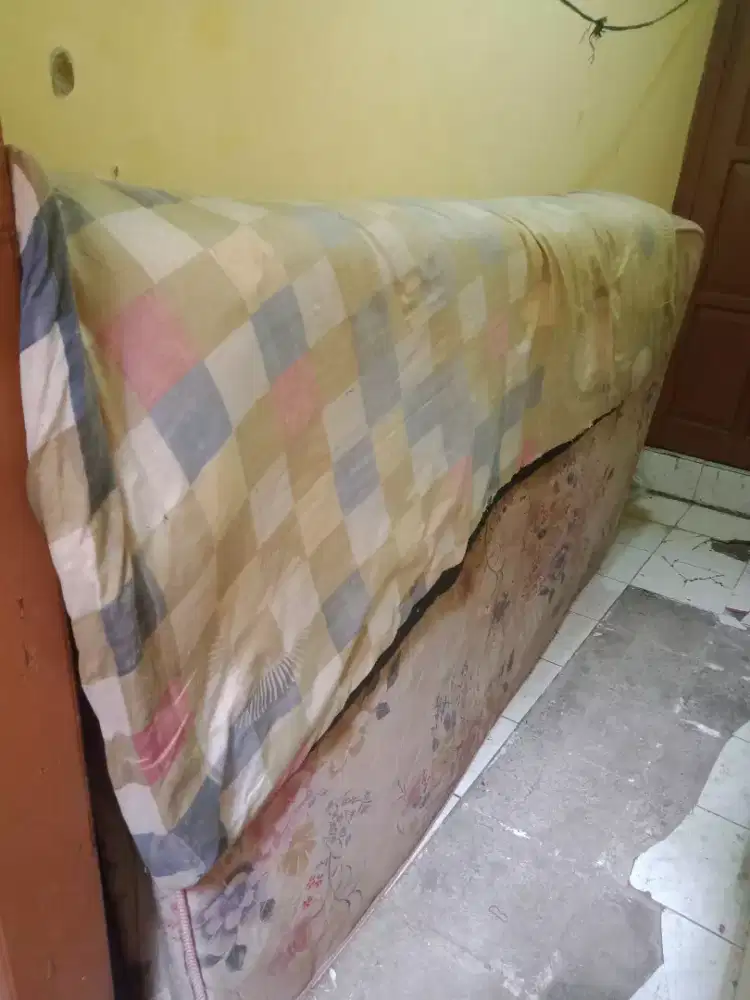 Kasur spring bed bekas gratis, asal diambil sendiri.