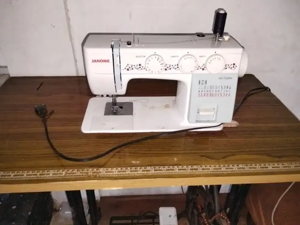 Jua mesin jahit janome dan meja nya