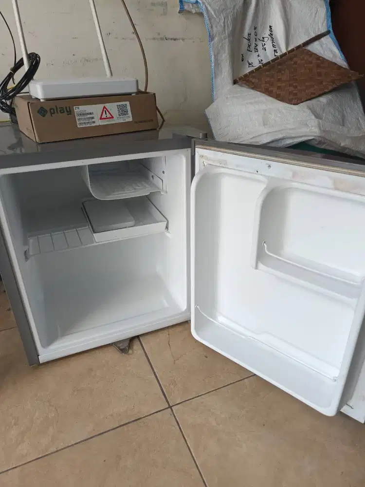 KULKAS MINI GEA RS-06DR BEKAS