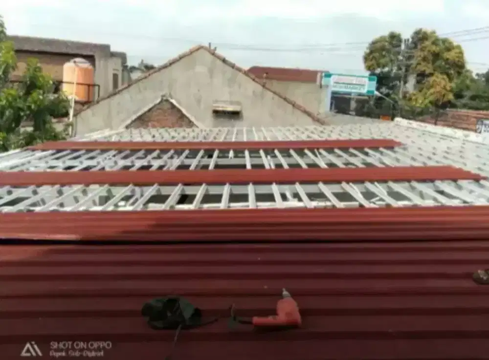 Pasang baja ringan atap spandek pasir