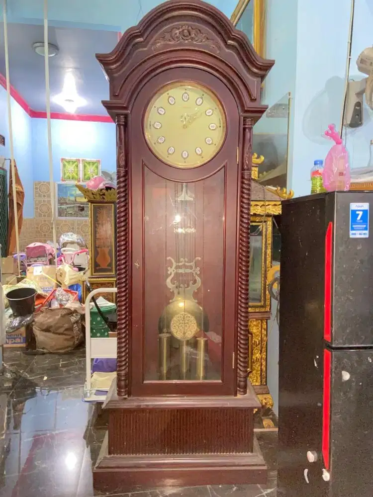 Jam junghuns kayu jati