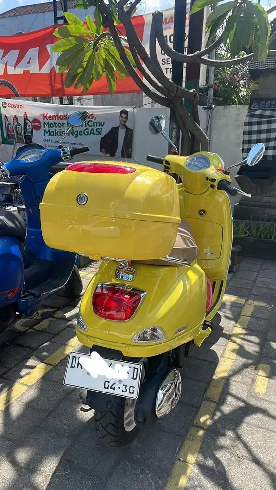 vespa LX 125 yellow