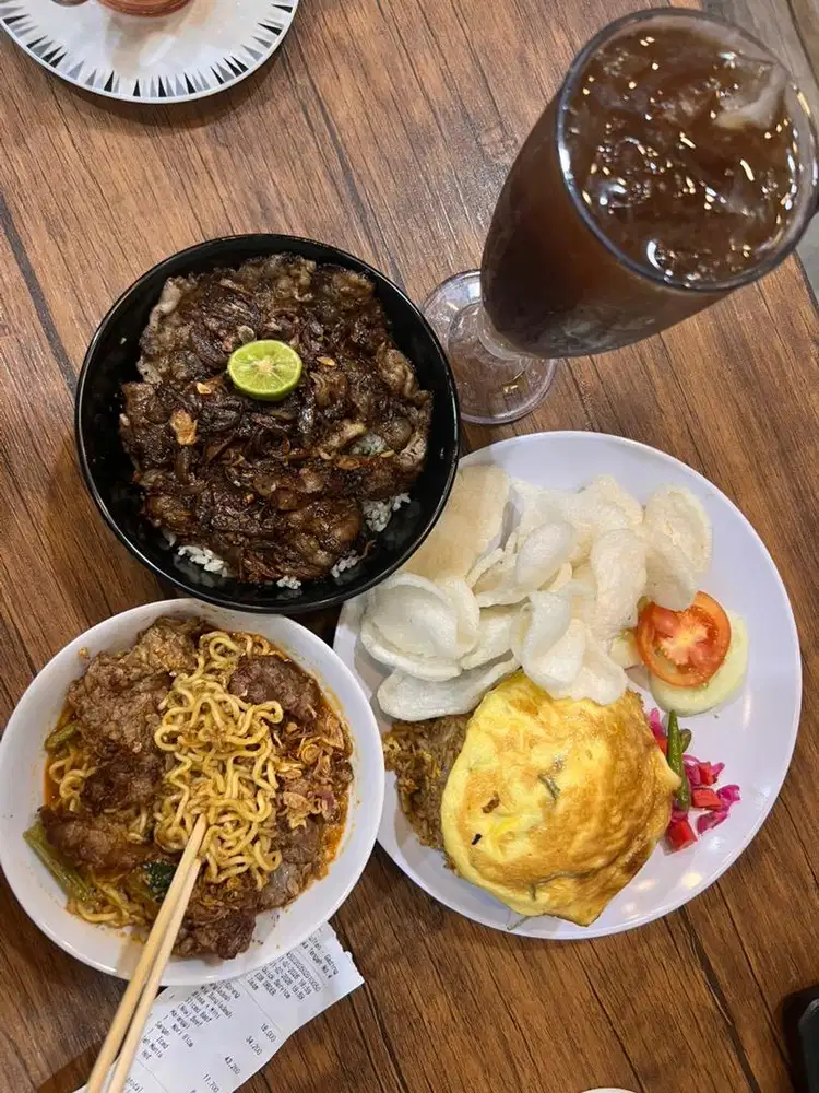 Wanita koki warung makan mini cafe