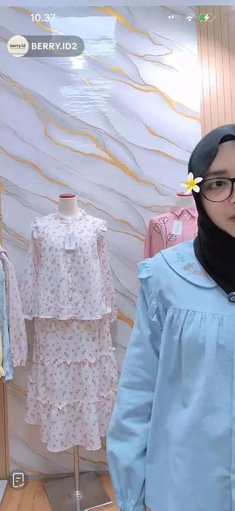 Hi girls! Kami lagi buka lowongan untuk posisi host livestream baju