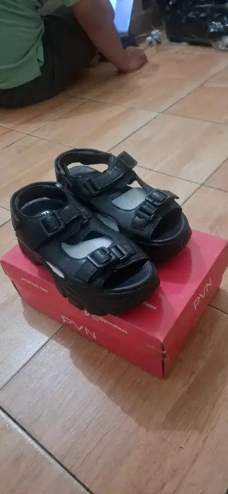 BU DIJUAL 2 PASANG SEPATU SENDAL WANITA BARU MEREK PVN HARGA NEGO