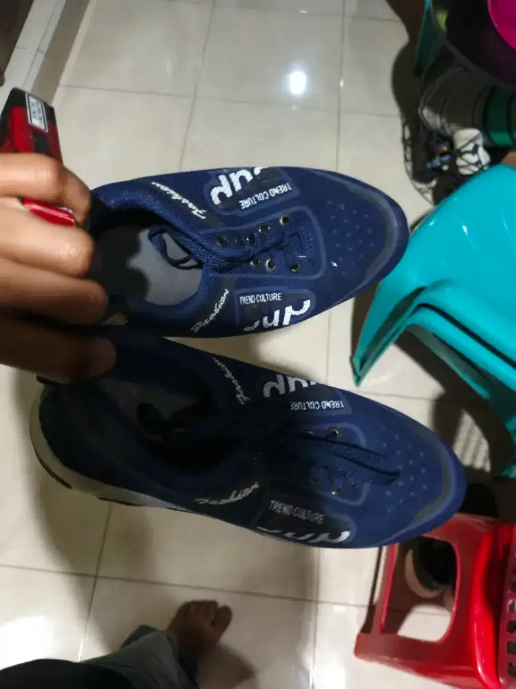 Sepatu supreme bekas