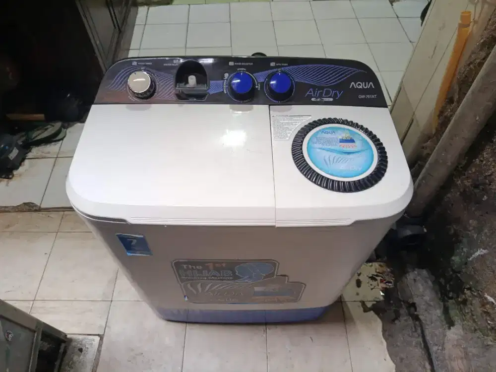 Mesin cuci 2 tabung merek AQUA