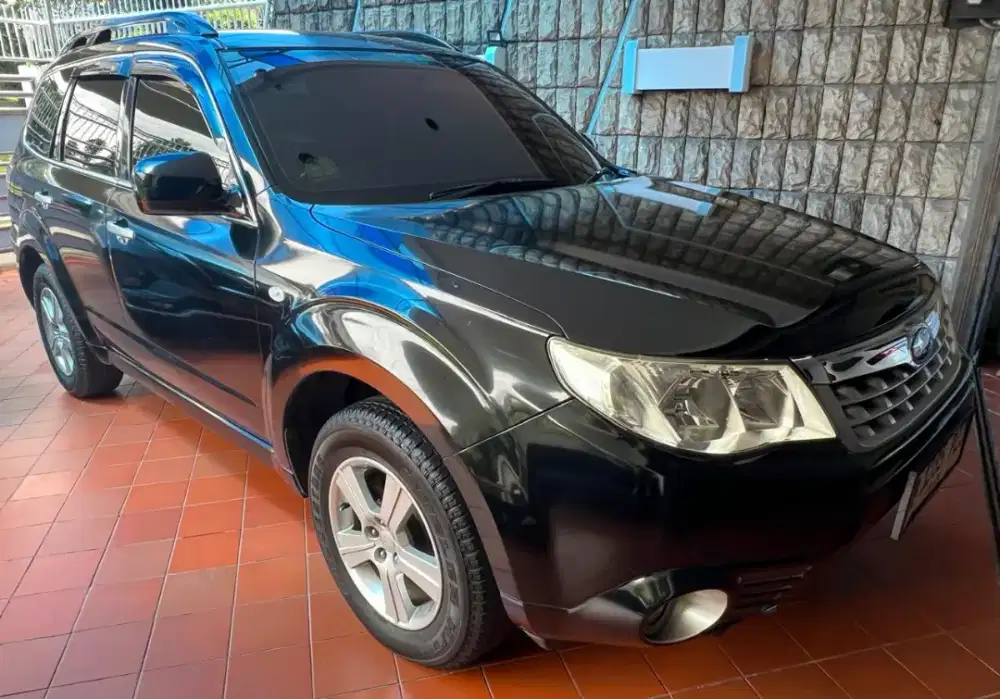 Mobil Subaru Forester tangan pertama dari baru warna hitam