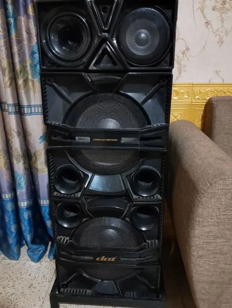 Sepasang speaker merk dat