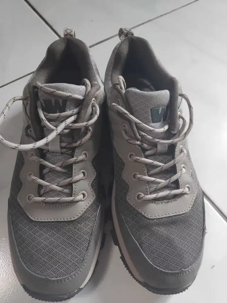 Sepatu Outdoor no minus