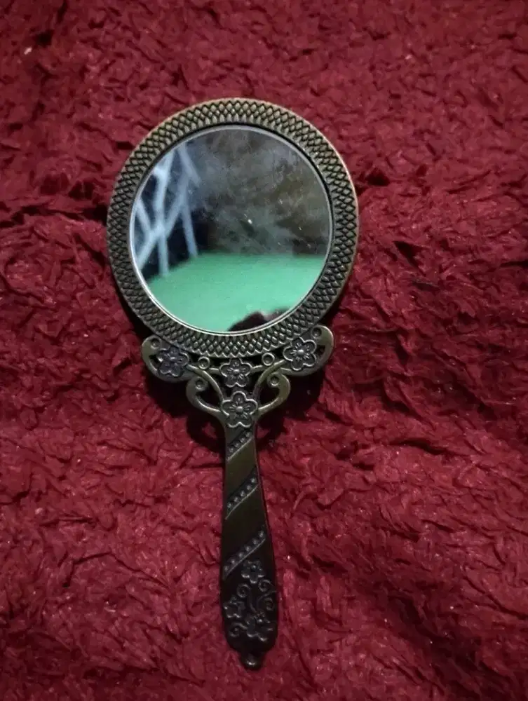 Cermin kecil katanya antik