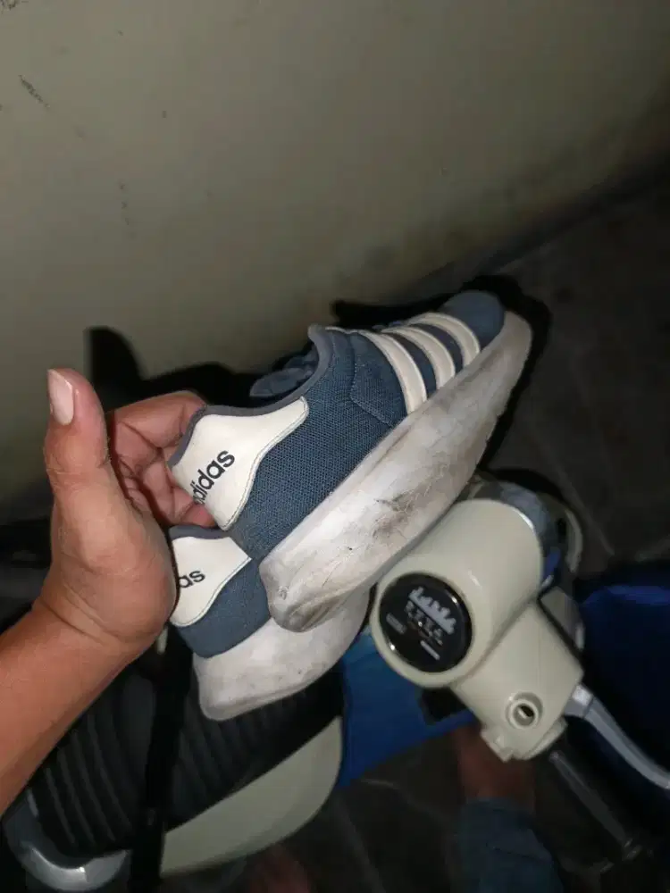 Sepatu Adidas bekas