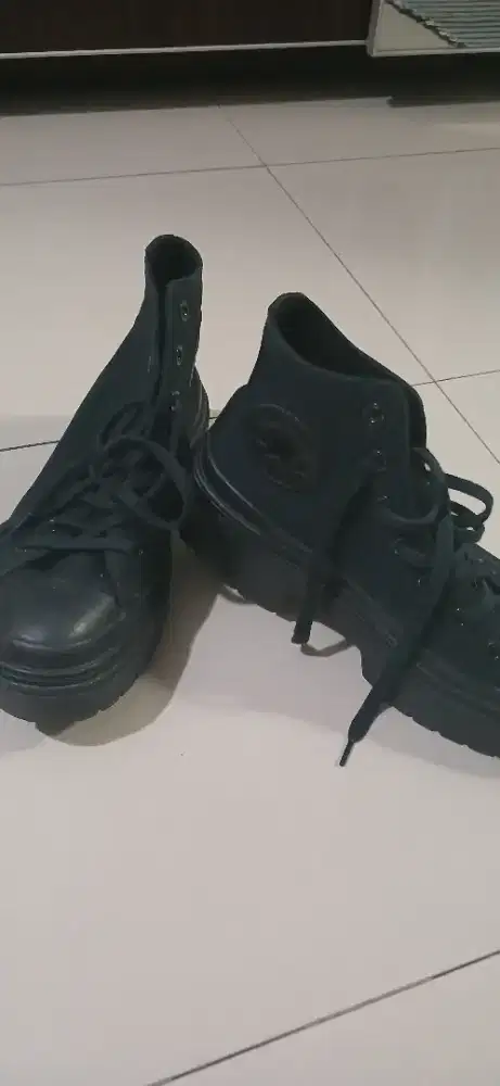 Sepatu converse hanya baru di pakai sekali