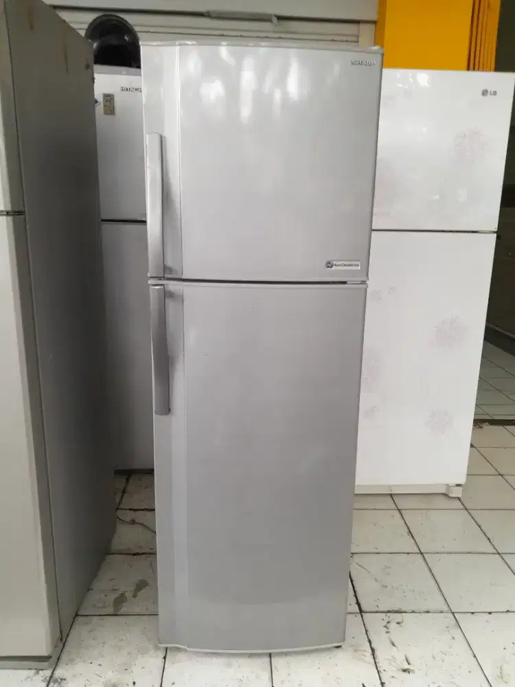 Dijual kulkas shrap 2 pintu masih orisinil belum pernah servis