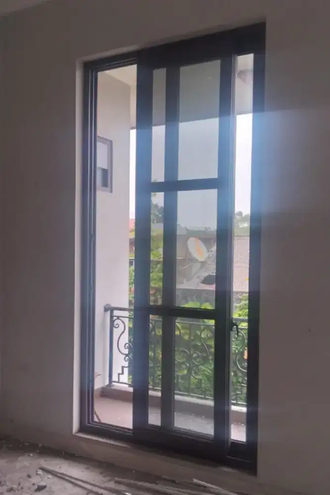 Jendela upvc sliding coklat 3 daun.