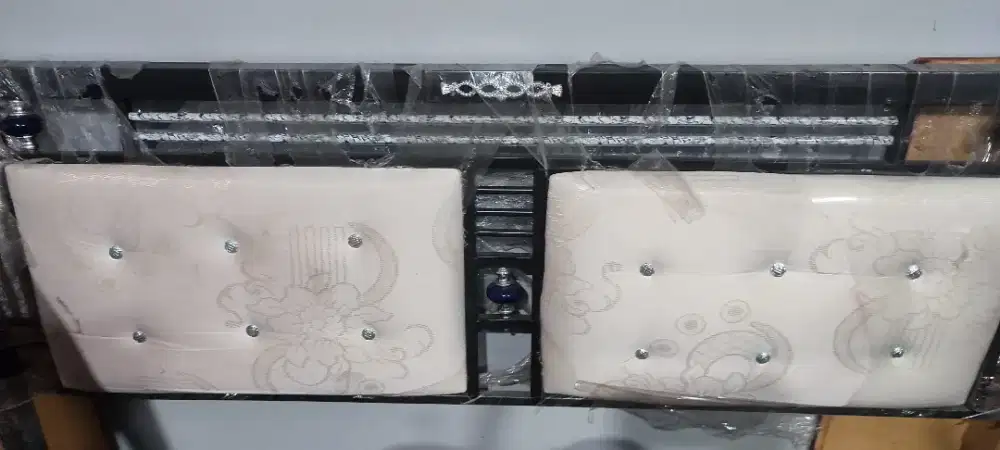 Dipan besi / tempat tidur besi