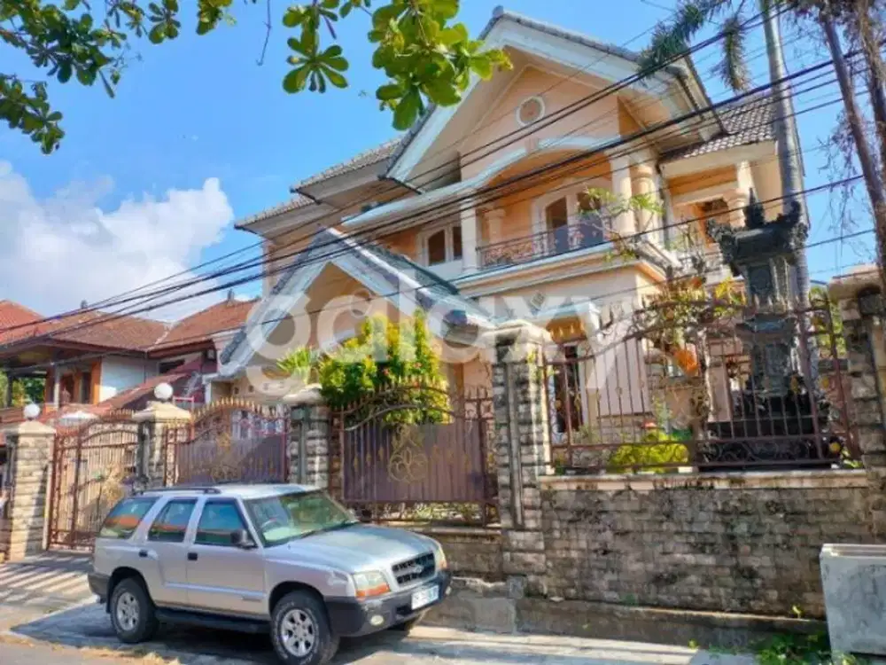 RUMAH STYLE KOLONIAL MODERN DI MOH YAMIN RENON DENPASAR, BALI