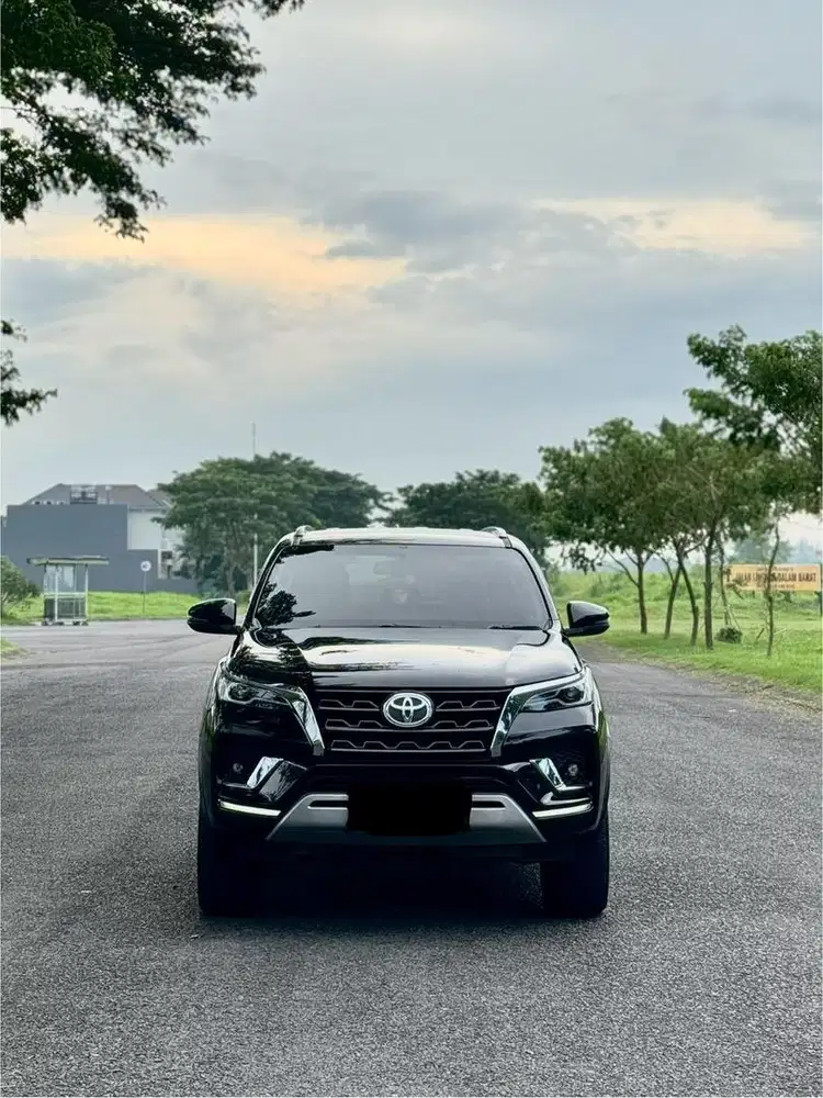 Toyota Fortuner 2.8 VRZ Diesel Matic 2022 Hitam Facelift Plat L