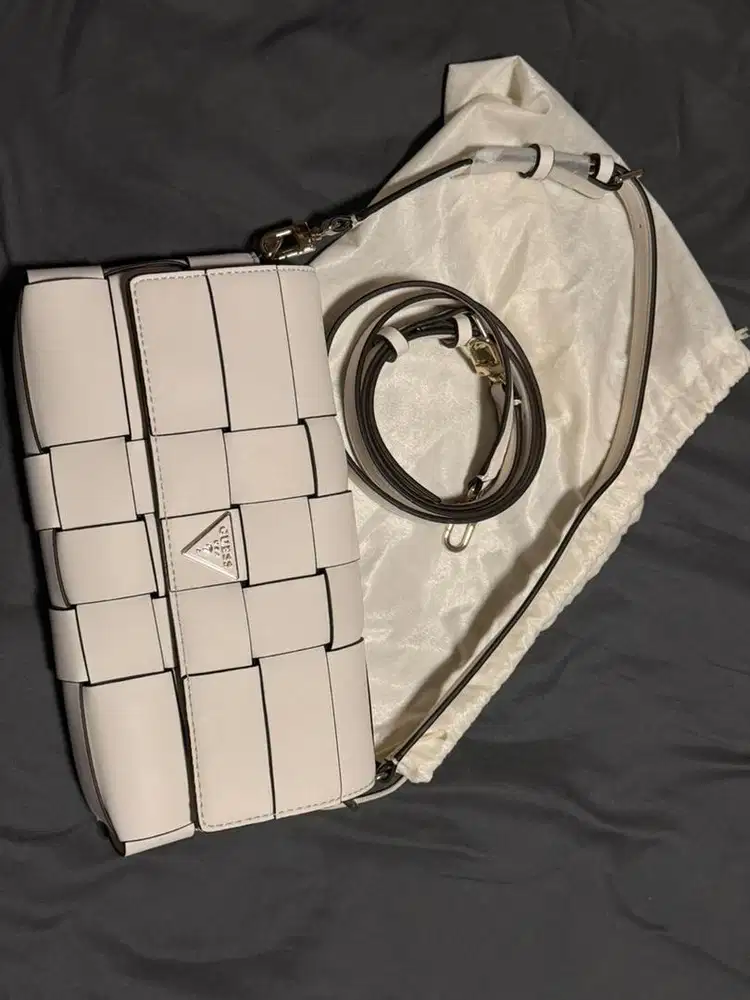 Guess putih shoulder dan sling