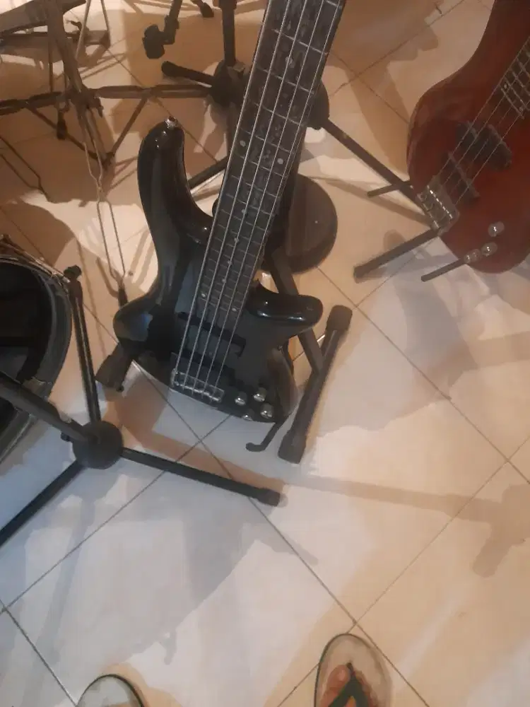 Bass 5 string schecter .. masih mulus