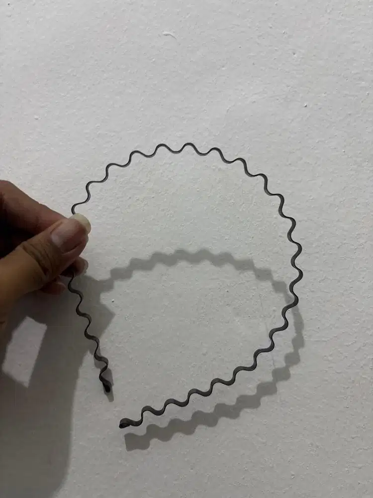 Bando besi bergelombang untuk rambut gondrong