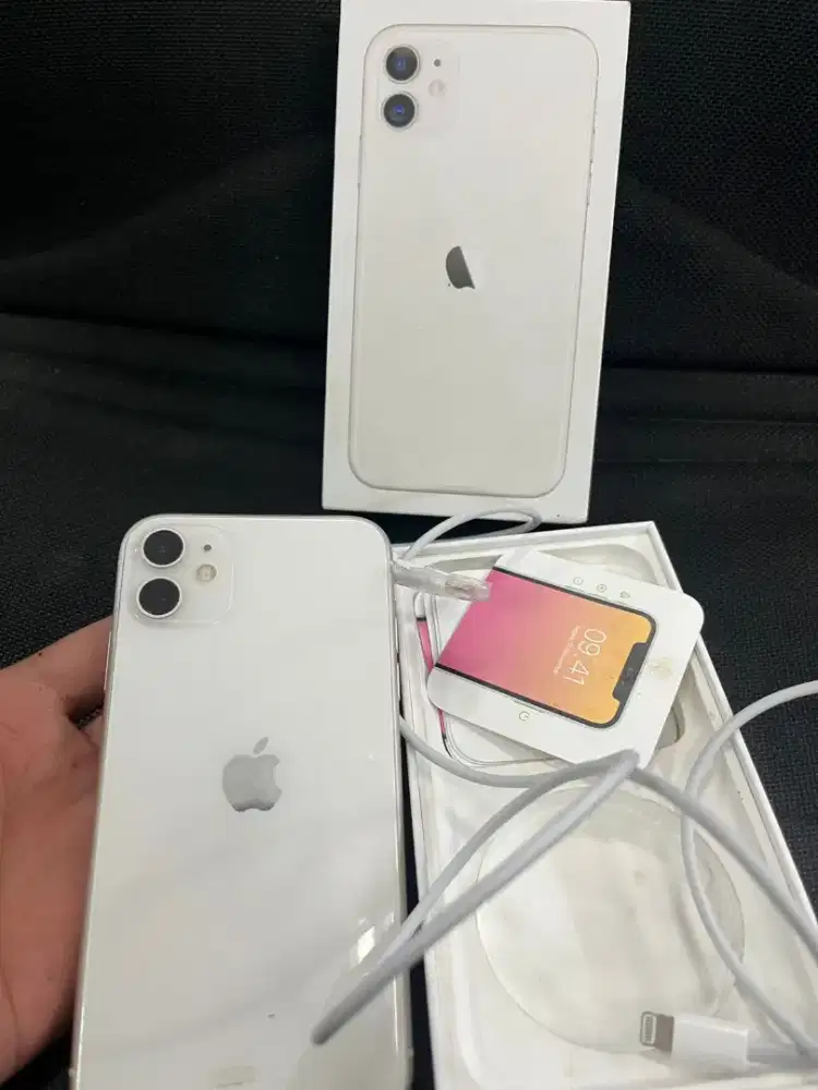 Dijual iphone 11 64gb second  ibox
