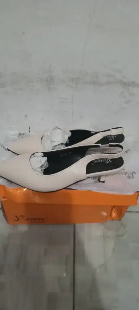 Joanne heels tali belakang
