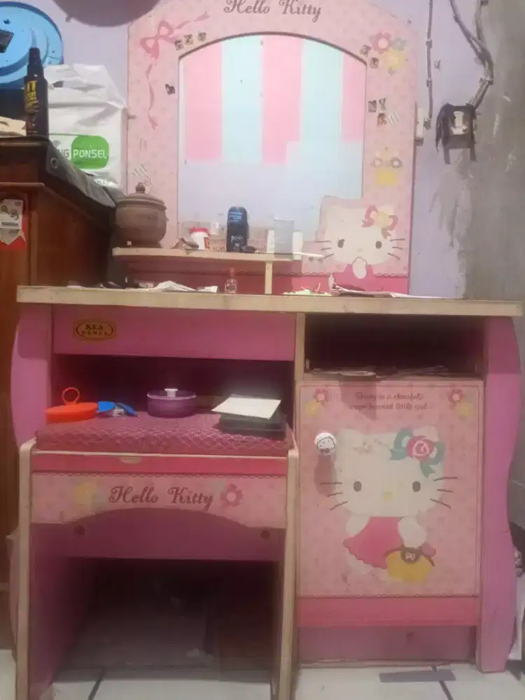 Meja rias dan bangku minusnya laci ga ada
