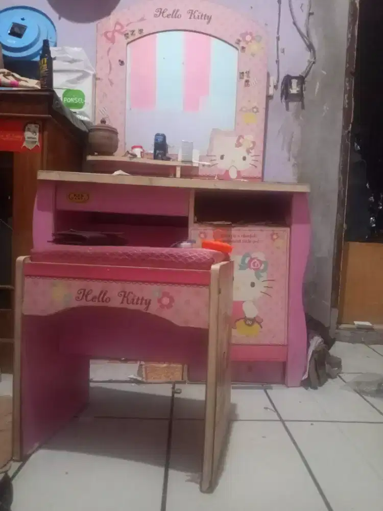 Meja rias dan bangku minusnya laci ga ada