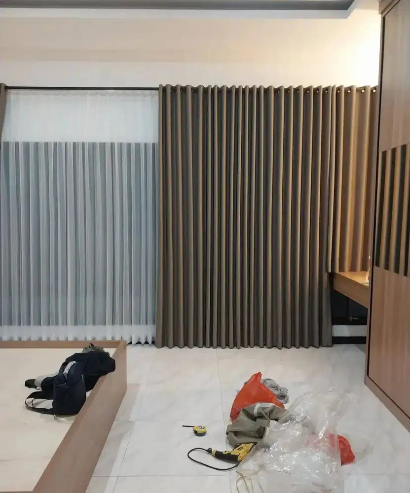Gorden Vitrase Sekat Ruangan Klinik Roller Vertikal Blinds Krey Kayu