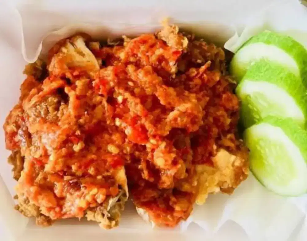 Chiken geprek, serius kerja, dan mau cape