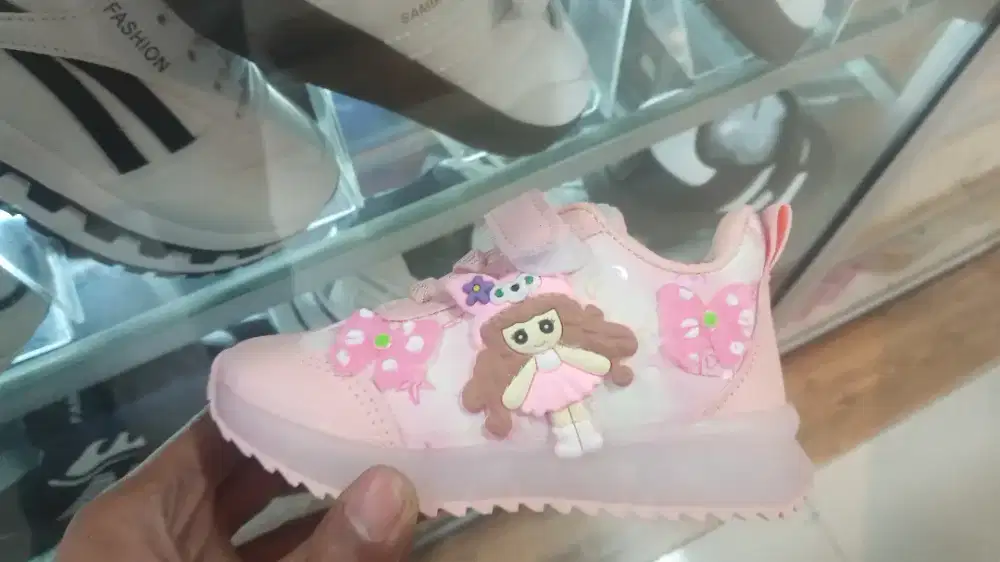 Sepatu anak lampu pink