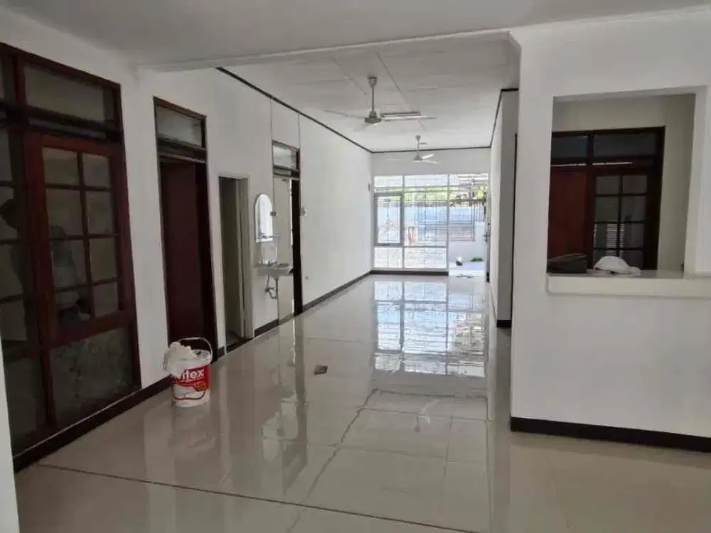 Disewakan rumah thi 1

Lt 216
Lb +- 180
KT 3+1
KM 3
Carport 1
Garasi 1
Air sumur . Jetpump dan sible
Listrik 4400

Harga 55jt/thn

Ed-Na