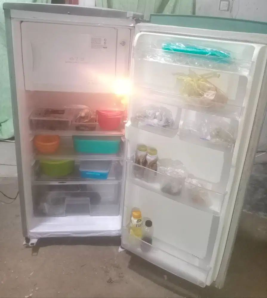 Kulkas 1 pintu LG EXPRESSCOOL. Mesin original pabrik belum rusak.