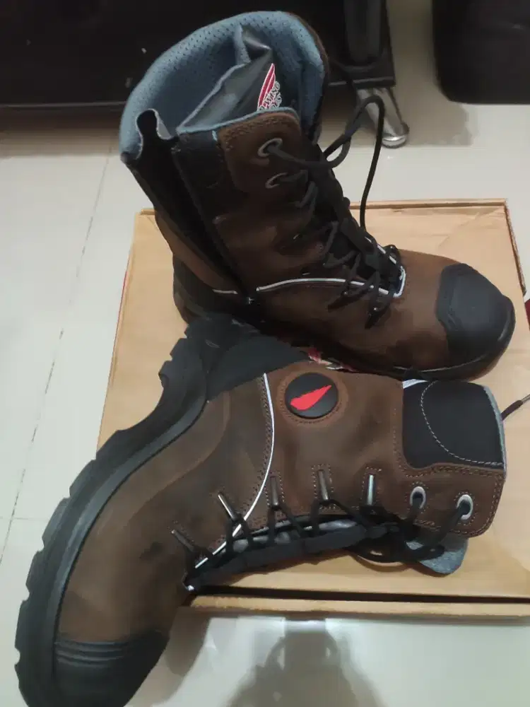 Sepatu safety red wing