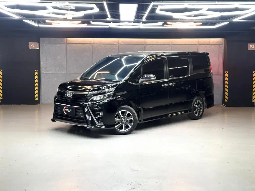 Low Km 20RB !!!Toyota VOXY 2018 Hitam