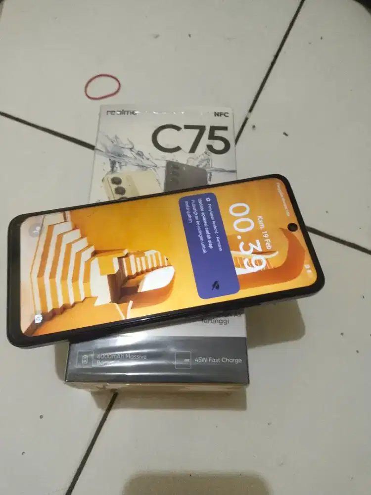 Realme C75. 8/256 minus retak dikit aman sentuhan normal nokendala