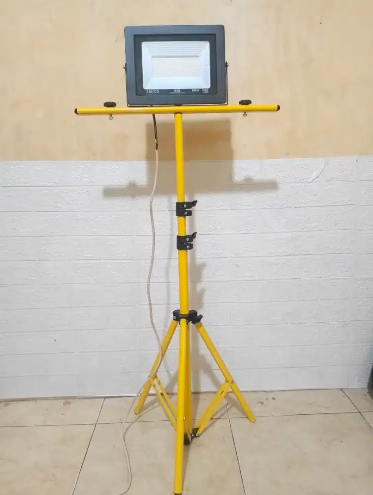 Stand Lampu set Lampu Tembak 100 watt (kuning)