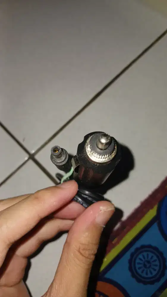Konverter lighter mobil ke konektor jack DC.