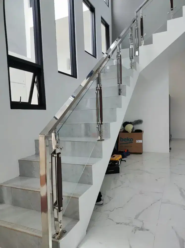 Railing stanlis kaca