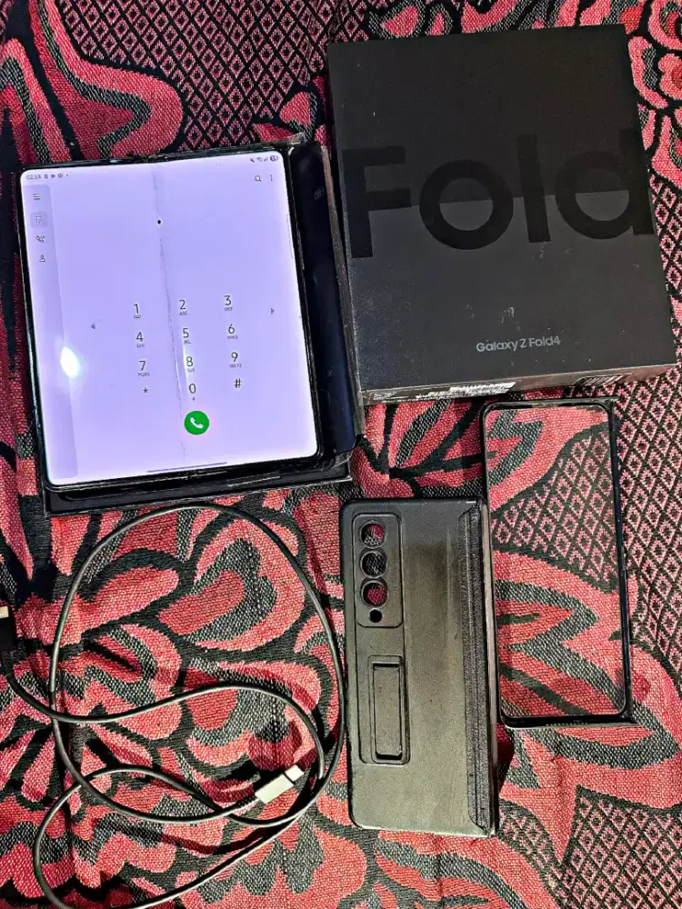 Samsung Galaxy Z Fold 4 12/256gb SEIN fullset mulus (minus deskripsi!)