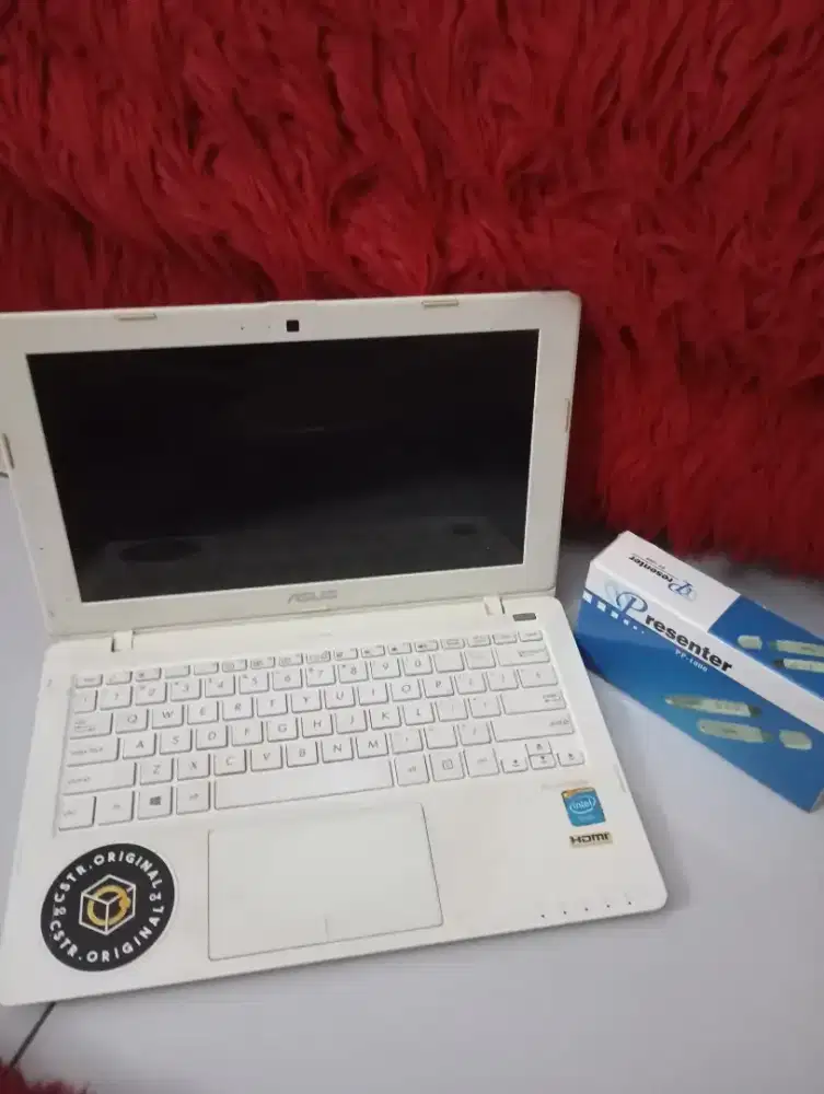 Laptop ASUS Bonus Laser Button (alat penunjuk presentasi)