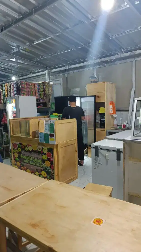 meja kasir dan lemari dagang