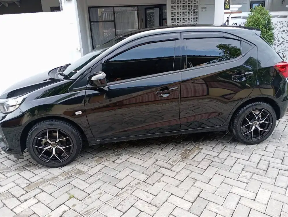 Over kredit mobil brio E cvt 2023