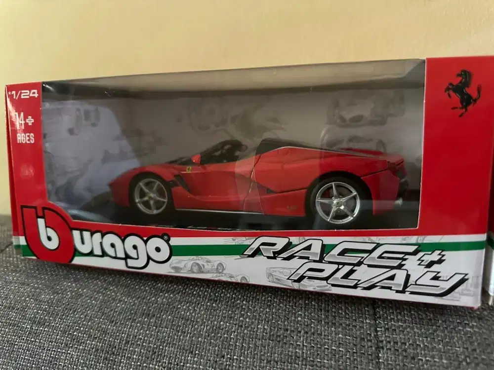 Diecast Burago Miniatur Ferrari merah new