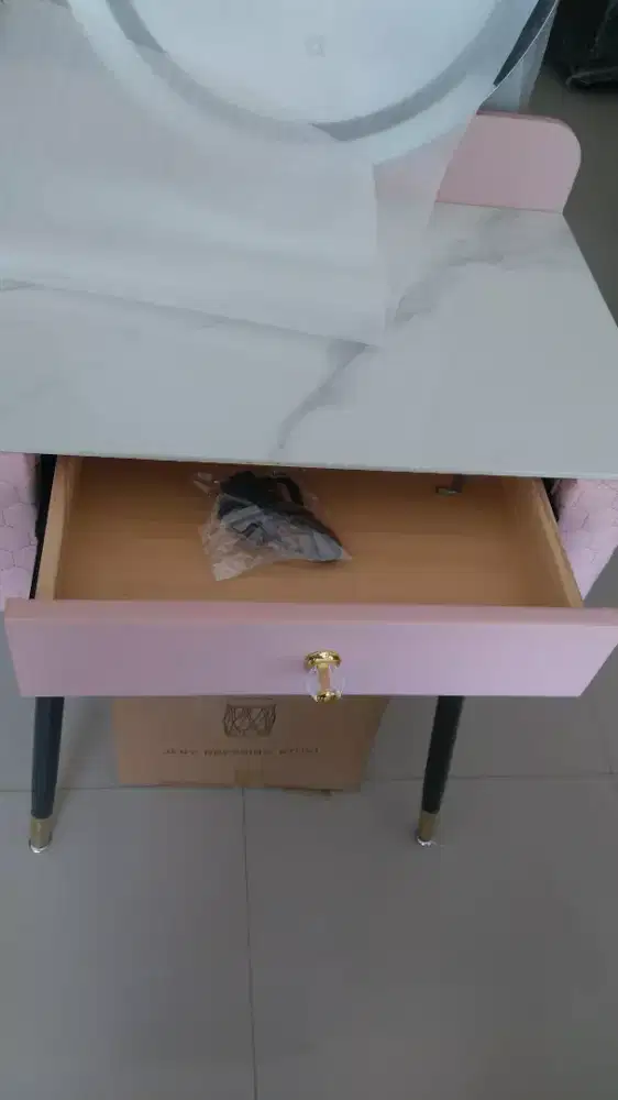 Meja rias khusus untuk wanita