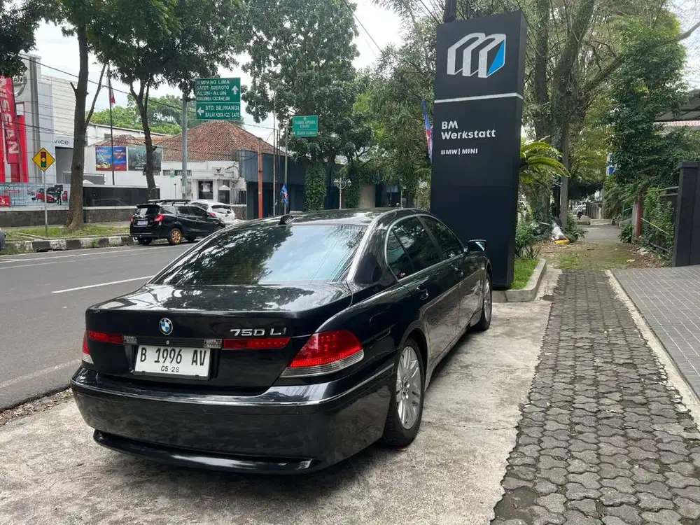 Dijual BMW Serie 7 Tipe E66 730Li AT 2004