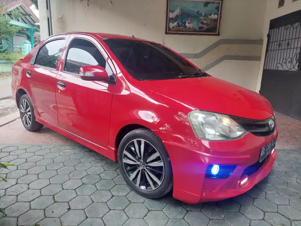 Toyota etios liva 2013 merah mulus
