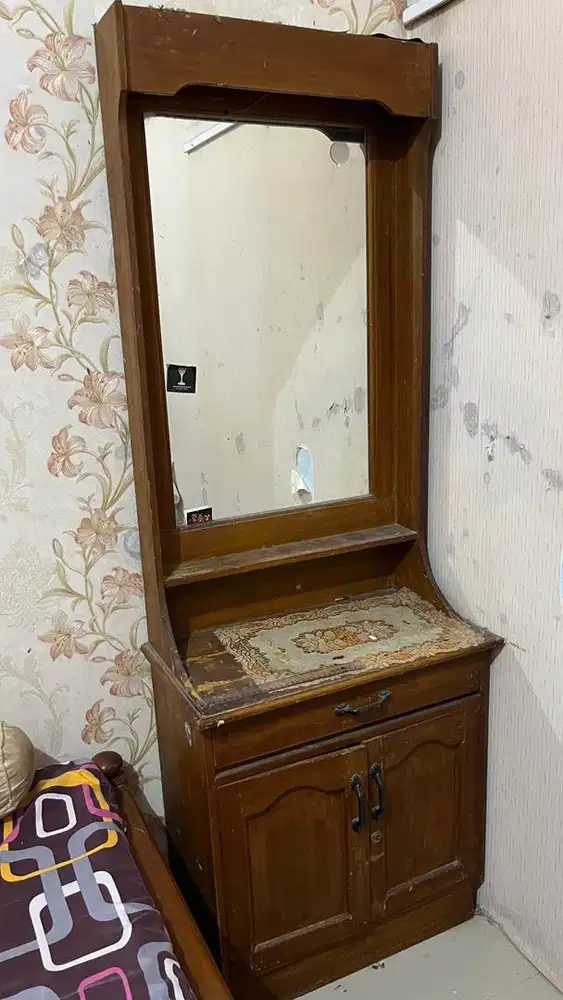 DIJUAL LEMARI KUNO + KURSI