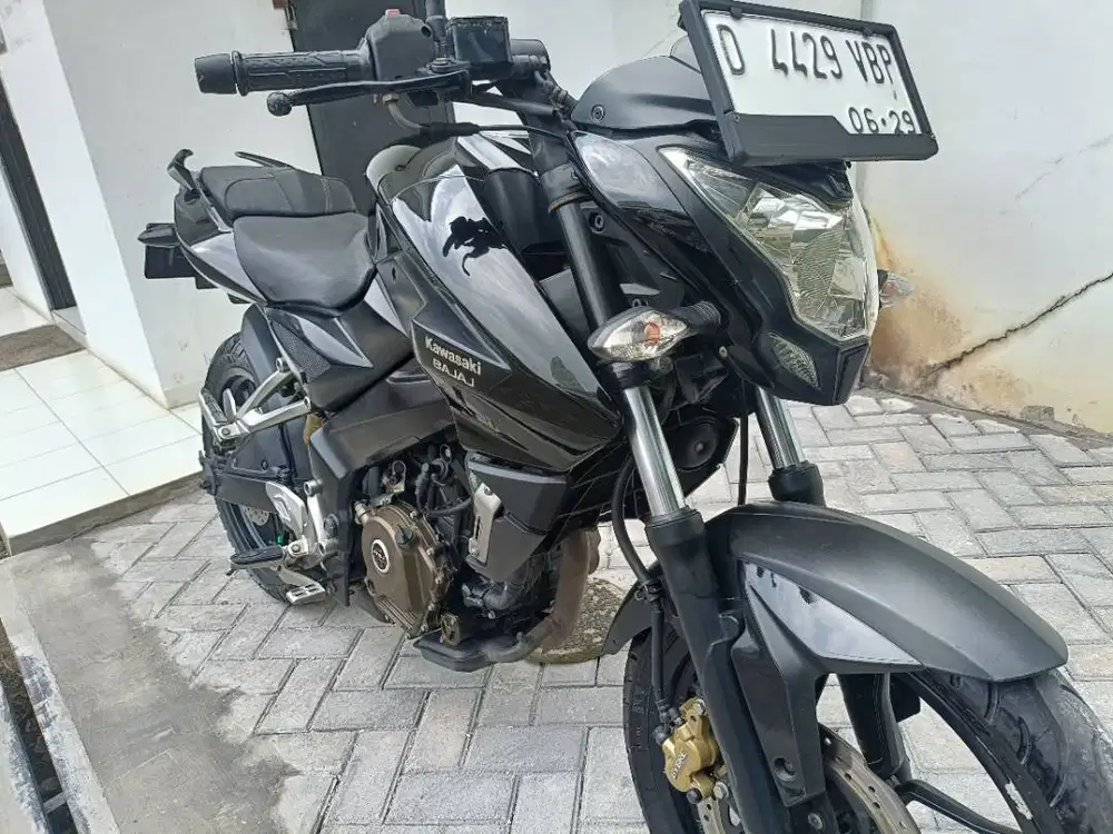 Kawasaki bajaj pulsar 200ns mulus kilometer rendah like new